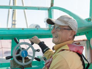 頼もしい船長とゆく漁船での釣りは忘れられない思い出になるはず。