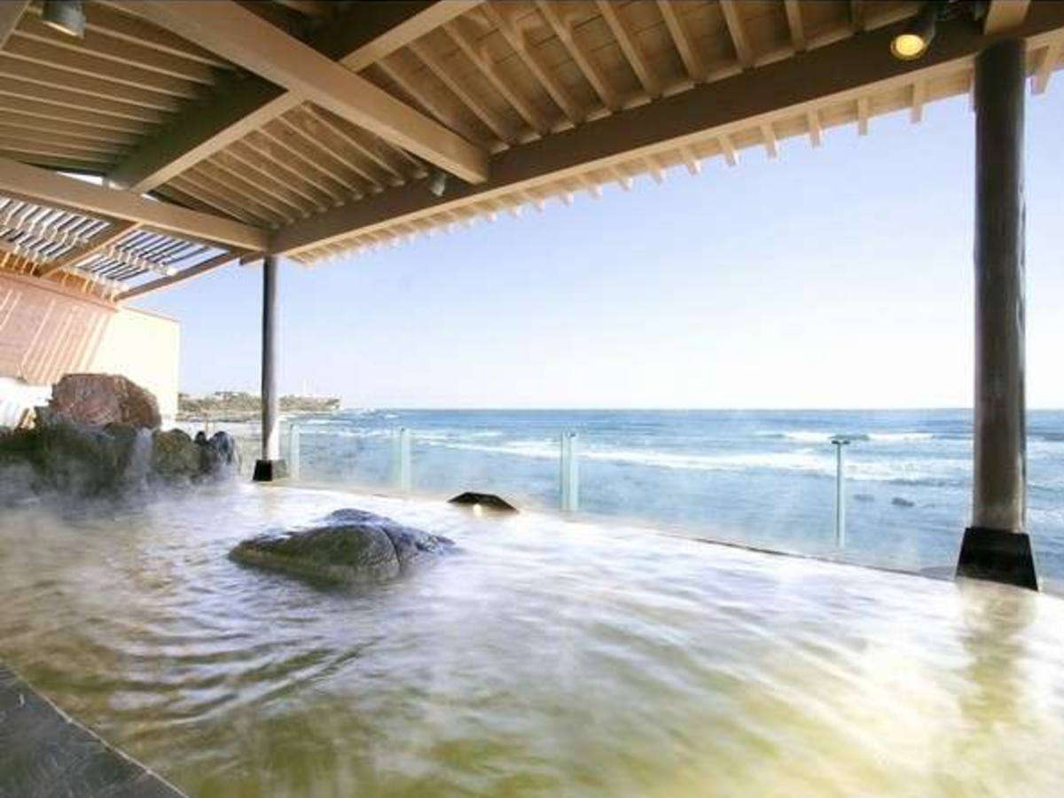 海との一体感を感じる露天風呂