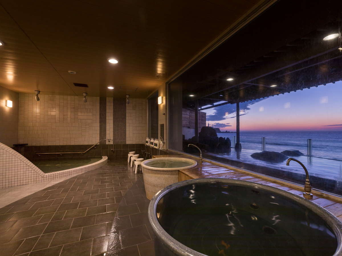 露天風呂だけではなく屋内風呂からも海が見えます♪