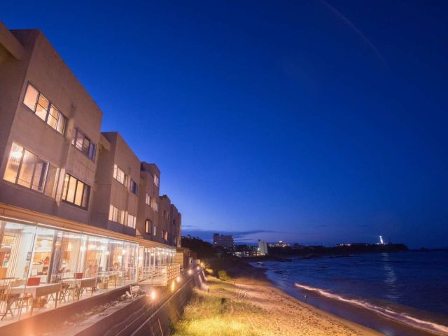 夜は海はライトアップしています♪