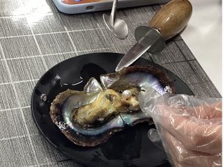 貝開け用ナイフを使用するので安全です。