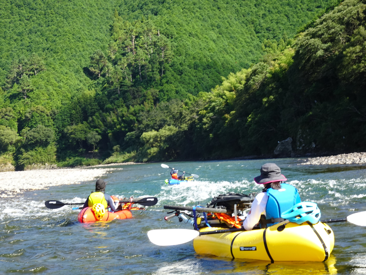急流部分(瀬)も、ガイド付きでパックラフトなら安心です。初めての方でも問題ありません。