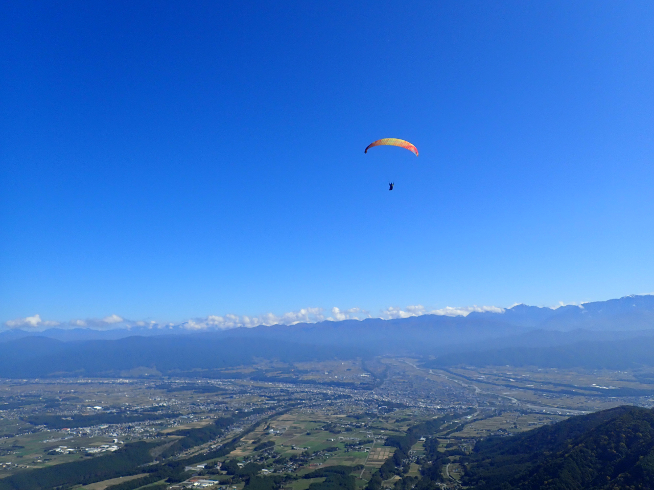 AvXɈ͂܂ꂽALJ̌iF͂܂Ń[bp̂悤ł