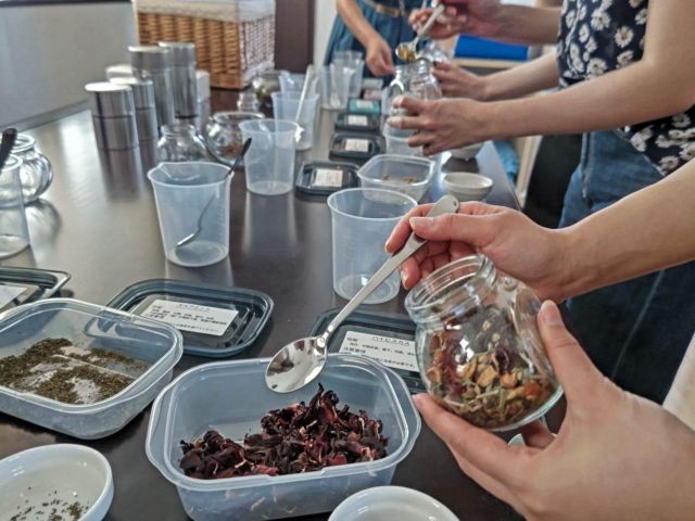 みんなでオリジナルハーブティをブレンド