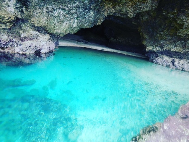 洞窟の入り口だよ♪青、いや、、、蒼だよ♪