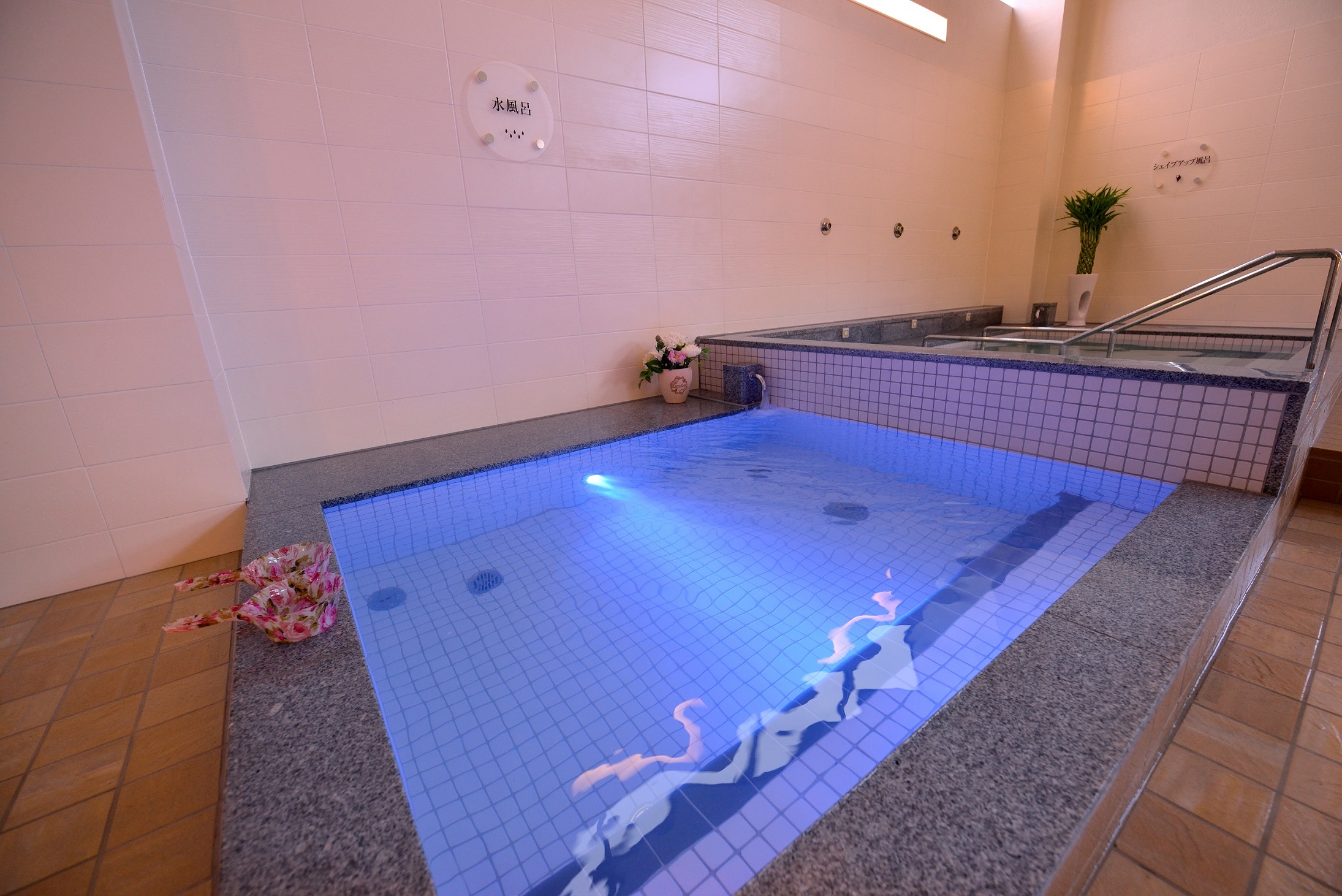 《水風呂》 青のライトで輝く神秘的な雰囲気を味わいながら涼しげなひと時を