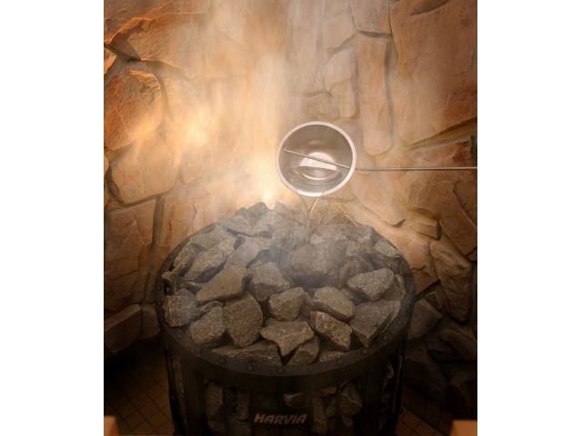 《ロウリュサウナ》熱したサウナストーブにアロマ水をかけて水蒸気を発生させ、タオルで扇ぐパフォーマンスにより、心地よい熱風を送り発汗を促します。