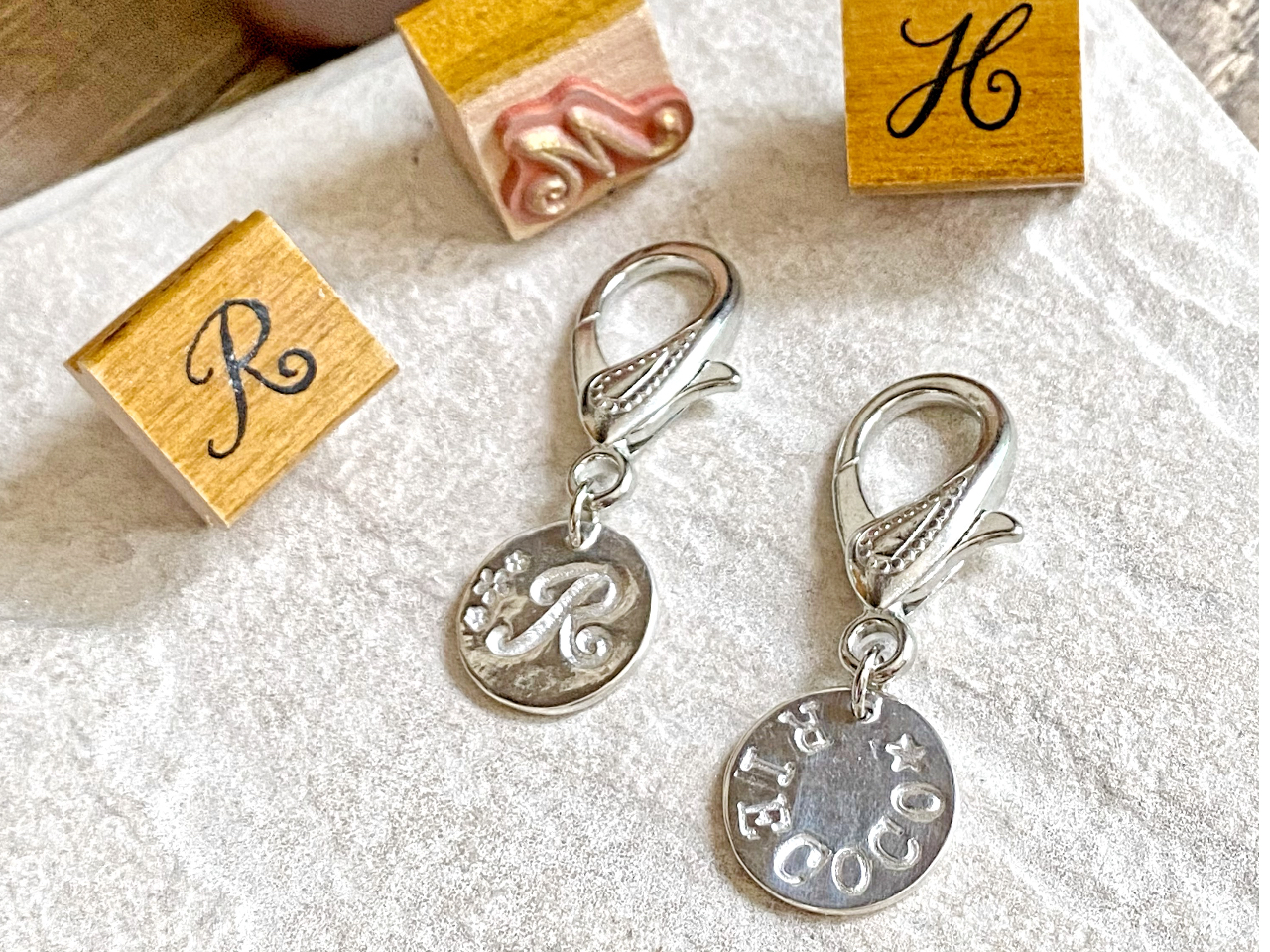 イニシャルや名前をいれたプレートもできます