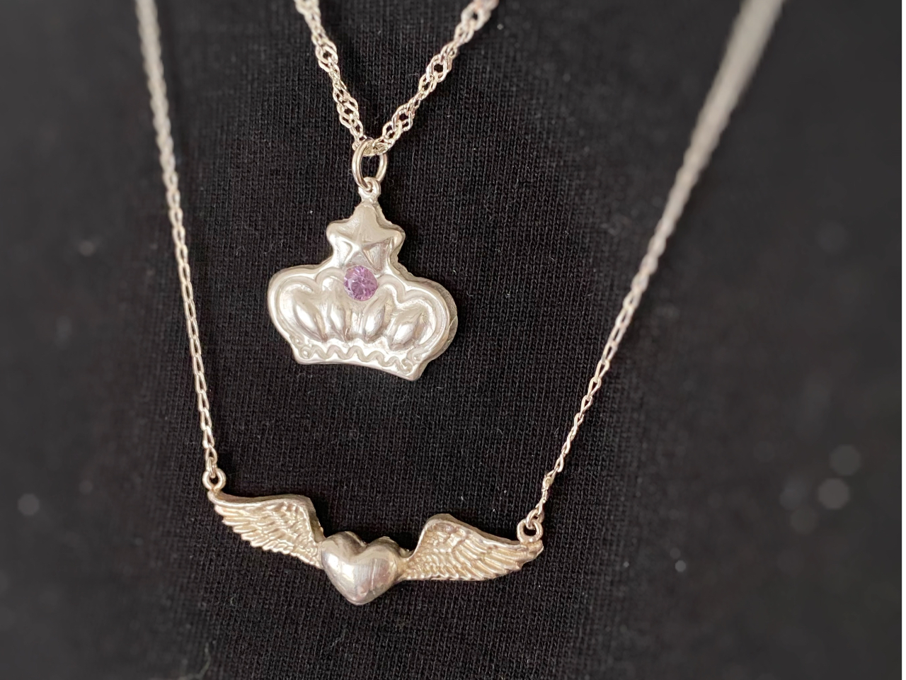 銀の粘土で作るのでお好きな形をつかってこのようなものも作れます(チェーンは種類によって追加料金がかかります銀粘土も選ぶ型によっては追加料金が発生します)