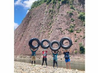 一枚岩の前で記念写真!!これがチュービングだ!