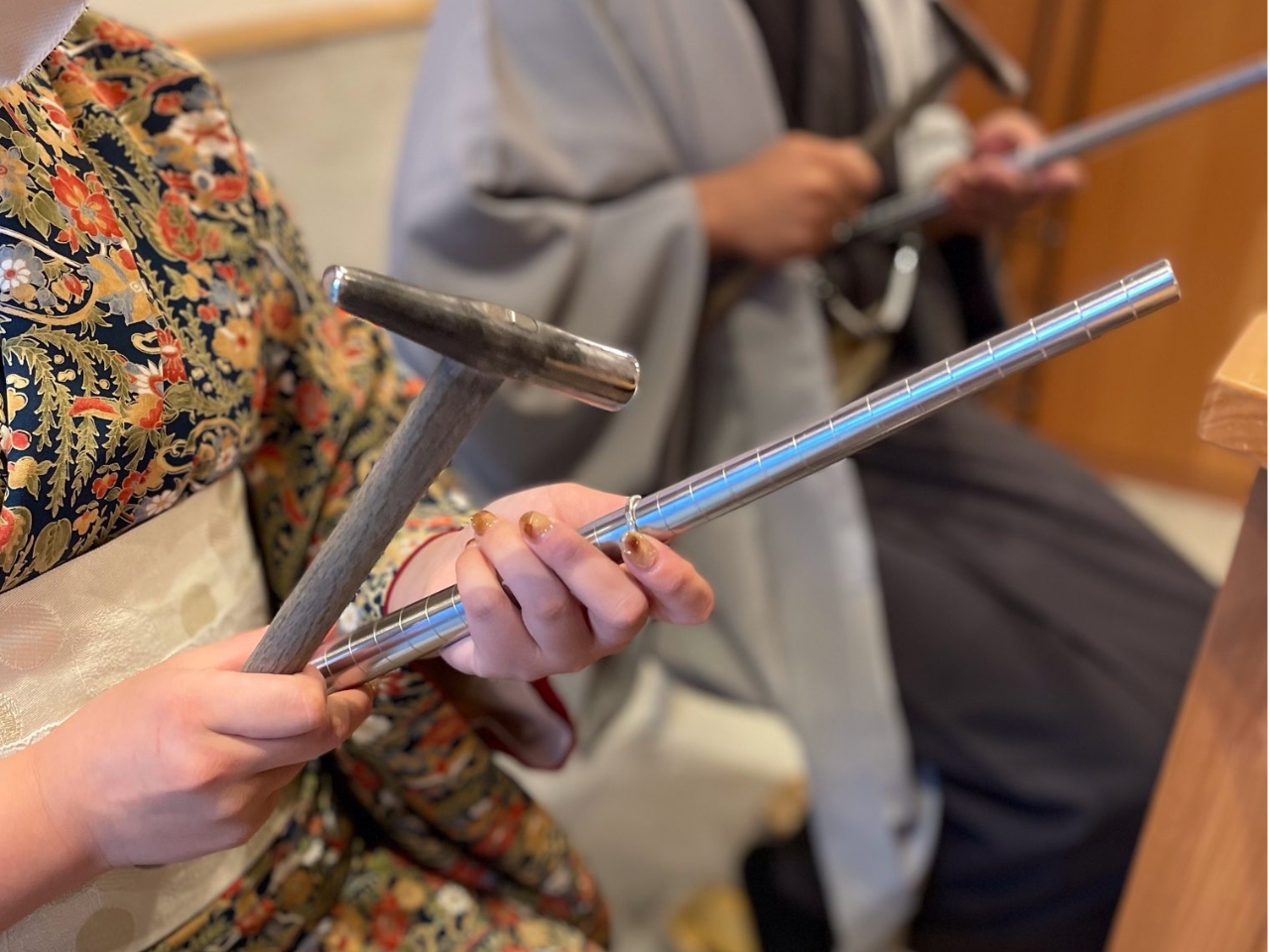 指輪の表面を叩くだけの簡単な作業でオリジナルのリングが完成。模様付け体験中の作業風景や出来上がりました指輪をつけての記念撮影など、お手伝いさせていただます。