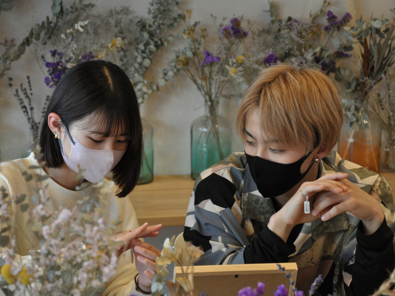 ゆったりとした2階の空間でどんな指輪を作ろうか想像を膨らませながら、お選びください。