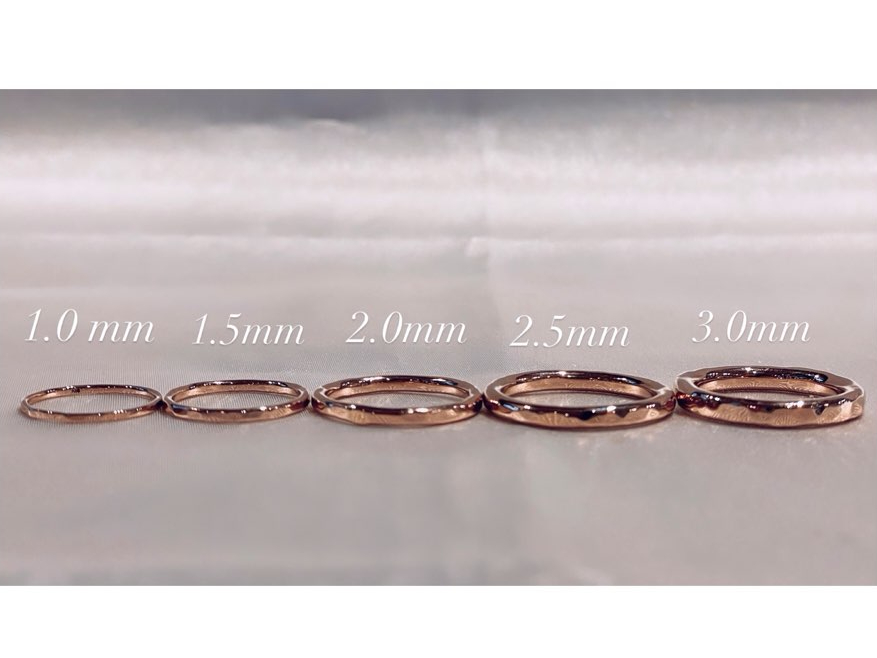 指輪の厚みは1.0mm幅〜3.0mm幅までご用意。重ね付けにぴったりの1.5mm幅の厚みや、ペアリング人気が高い2.5mm幅もございます。