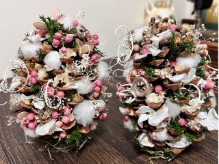 クリスマスもにも飾れる色合いで