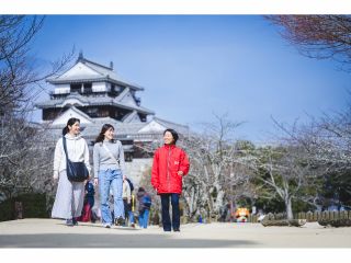 松山城をバックに本丸広場