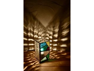 体験で作れるランプです。色やデザインはご自身の好みで決めていただけます。