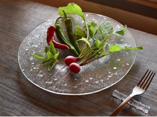 リム付きプレート皿。冷製パスタやサラダにピッタリです。食事の時間が楽しくなりますね。