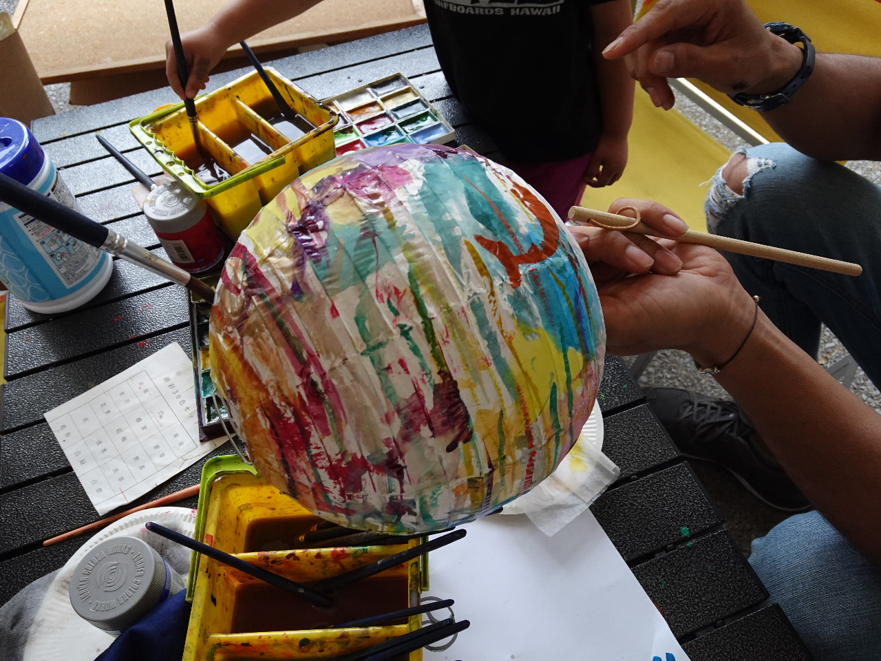 尾道 伝統工芸 絵付け 創業100年以上を誇る老舗提灯屋で職人気分 提灯の絵付けをしてみよう 尾道ちょうちん 山さき じゃらん遊び体験