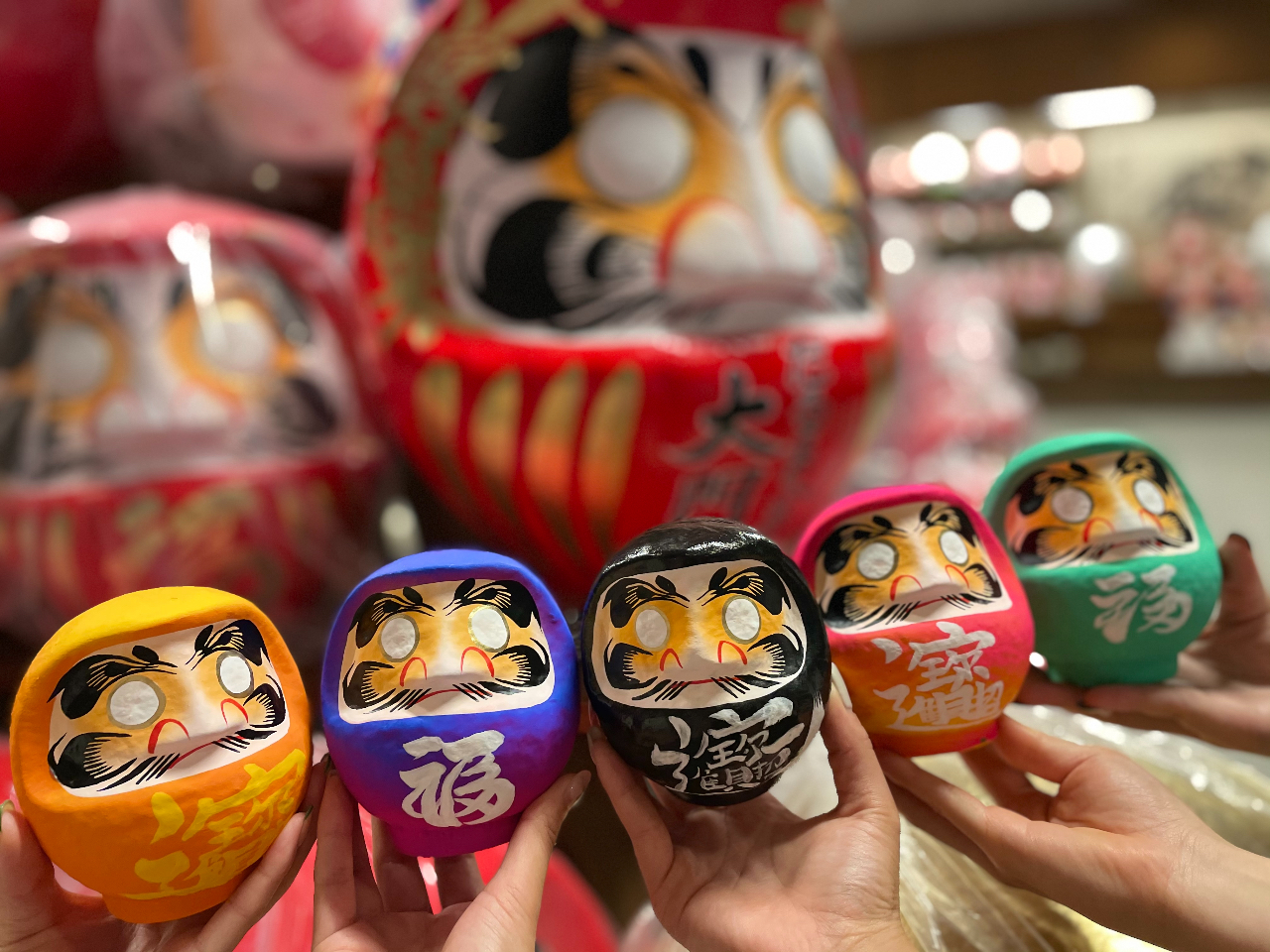 業界唯一 黄綬褒章受章の老舗が贈る 高崎だるま絵付け体験 伝統工芸品が可愛くカラフルに 業界最大級 約140平米の店舗で安全に体験 年中無休 毎日開催 だるまのふるさと大門屋 じゃらん遊び体験 業界唯一 黄綬褒章受章の老舗が贈る 高崎だるま絵付け体験 伝統工芸品が可愛くカラフルに 業界最大級 約140平米の店舗で安全に体験 年中無休 毎日開催 だるまのふるさと大門屋 じゃらん遊び体験