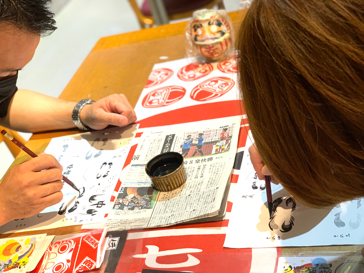 だるまさんの歴史や魅力を学んだ後は、練習用紙にしっかりと練習していただきます☆突然本番ではないですよ!ご安心ください!