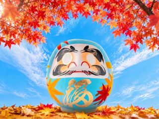 澄み渡る青空に、鮮やかに色づく紅葉。 大門屋から、爽やかな秋の景色をまとった季節限定だるま『秋晴れ(Akibare)』が登場しました。