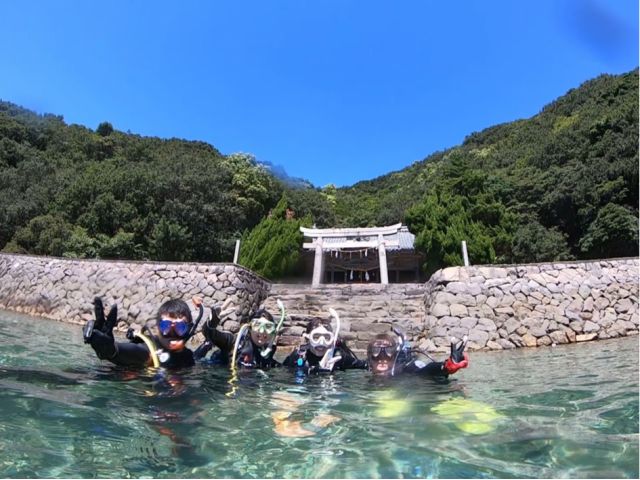 神社の前から初めての水中世界へ!浅いところからスタートするので安心!!