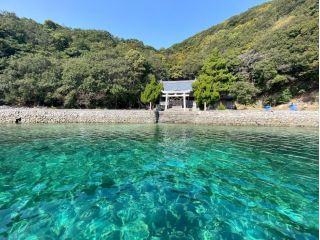 海へと続く参道がのびる「由良神社」船での参拝が通常の参拝方法として、珍しい神社