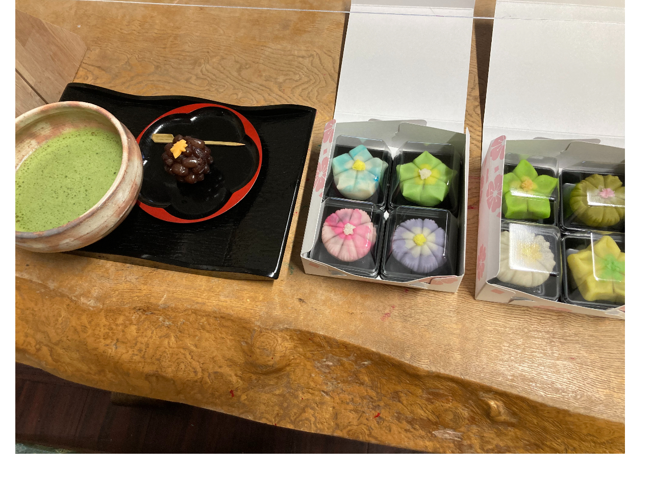 コスモスと桔梗を作ったお客様の作品です。今日の一口菓子とお抹茶です。