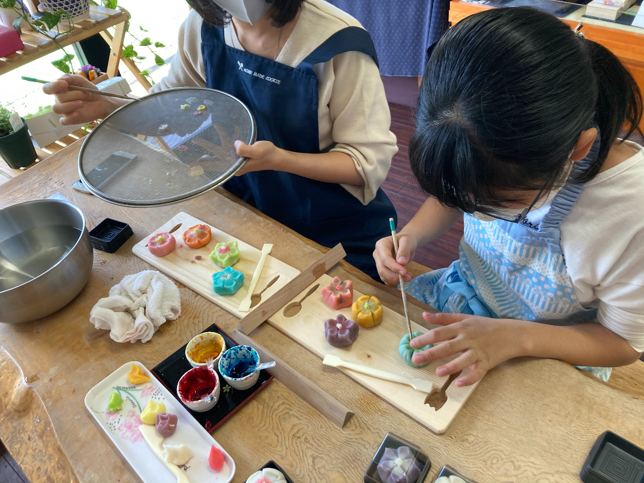 小学生のお子様と和菓子作り体験の様子。和菓子作りの後は、お抹茶体験しました。