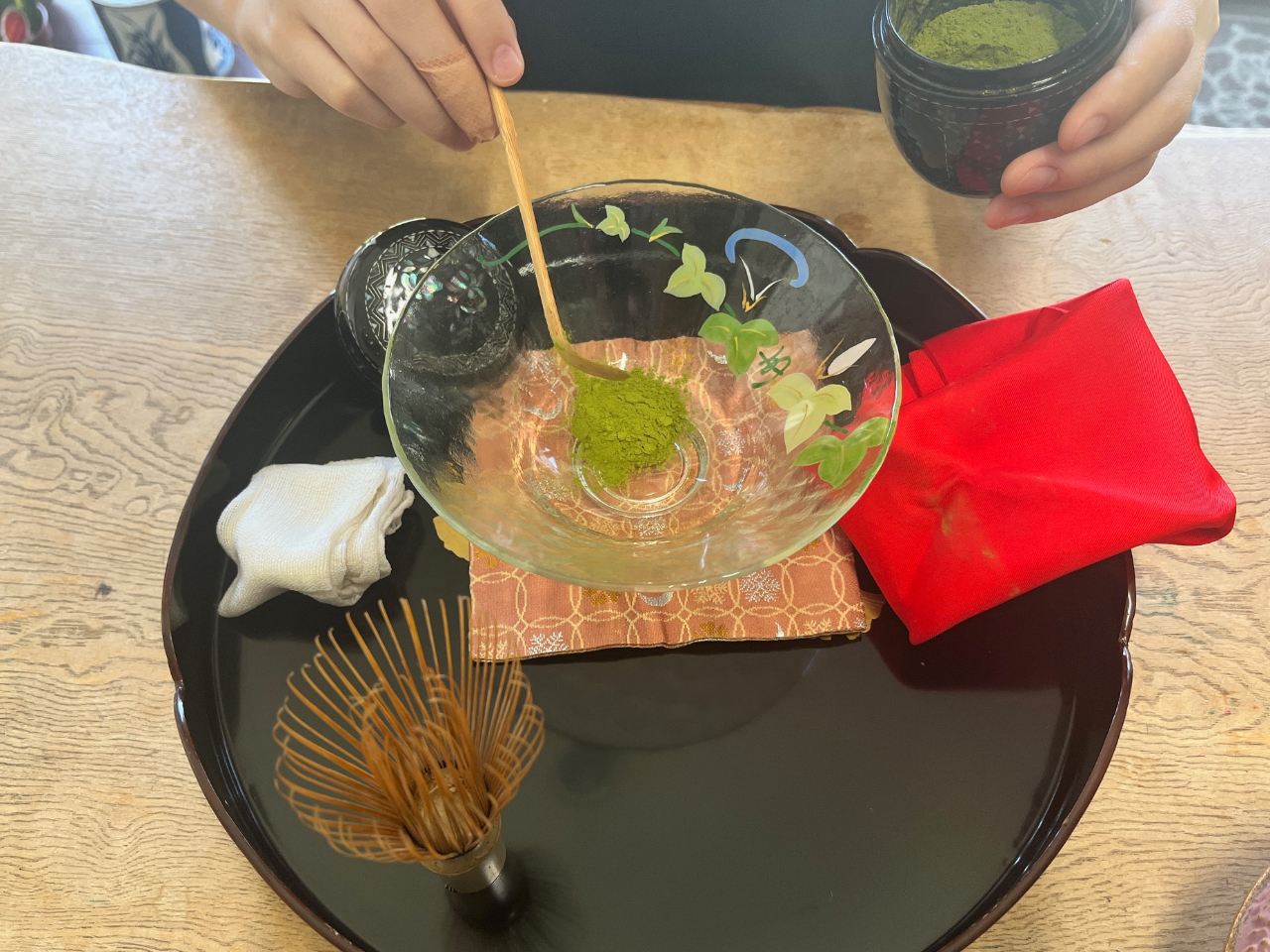 盆点てを行います。一緒にやりますので難しいことはありません。 茶杓、茶筅、お棗などふれて、実際に点ててみましょう!