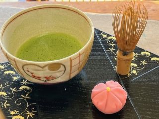 和菓子を楽しむ教室です。和菓子を作って、お抹茶飲んで、ゆっくりとした時間を過ごしましょう!