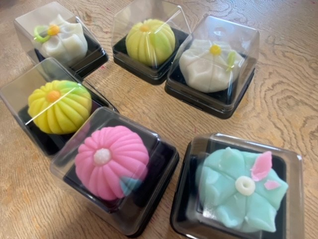 2種類を2個づつ作成します。作るデザインは変わります。作ったお菓子を食べても持ち帰っても構いません。