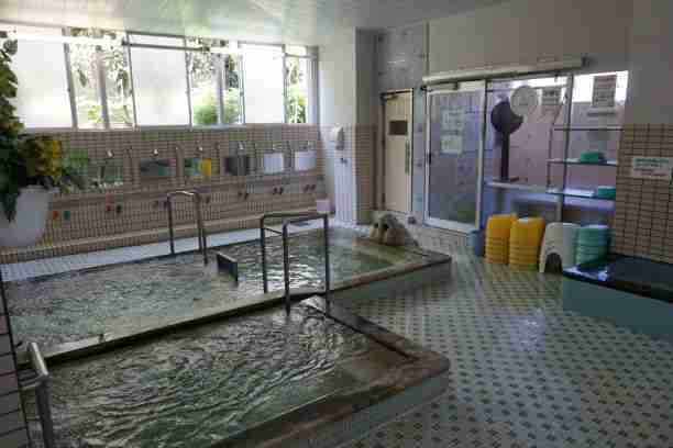 源泉温度は約52度!肌触りの柔らかい「つるつる感」の泉質です。
飲用も可能で健康増進にも効果があると言われています。
お客様に気持ちよく入浴して頂く為に時間をかけて隅々まで心を込めて掃除をしています。