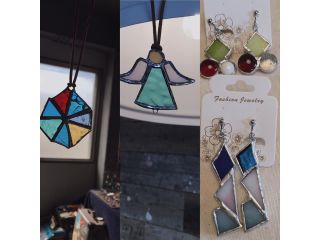 左:ペンダント 右:イヤリング・ピアス