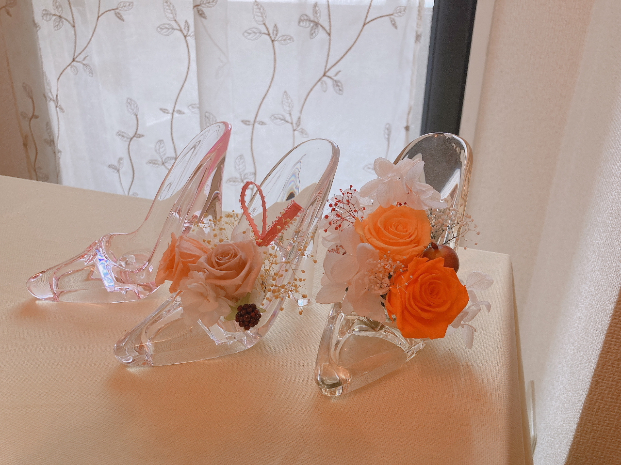 透明の靴、薄いピンクの靴、いずれかから お選び頂けます。