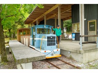 魚梁瀬森林鉄道(やなせしんりんてつどう) 谷村式機関車と井上運転手(たにむらしききかんしゃといのうえきかんしゅ)