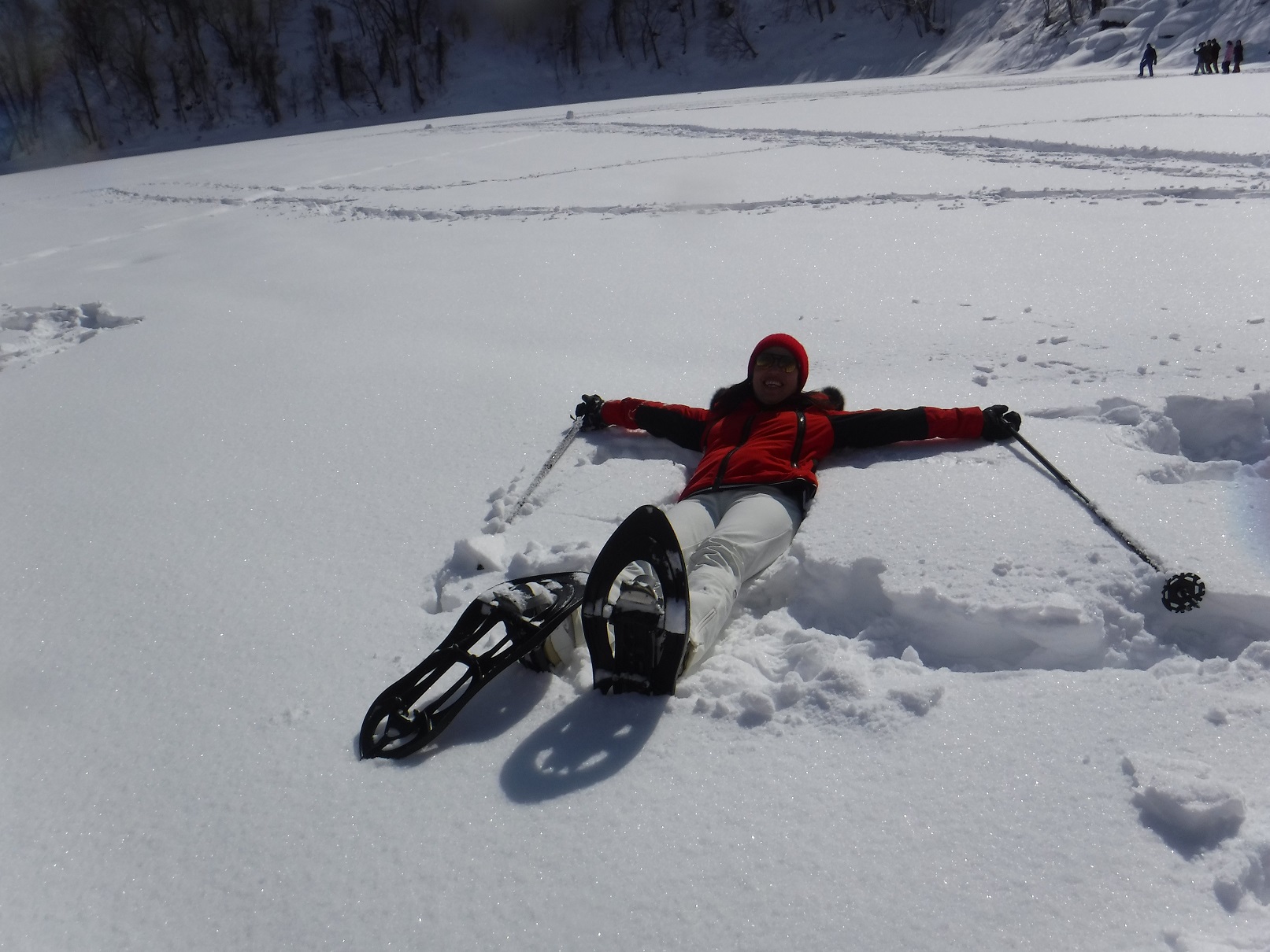 雪の中へダイブ!ふかふかで気持ちいい。