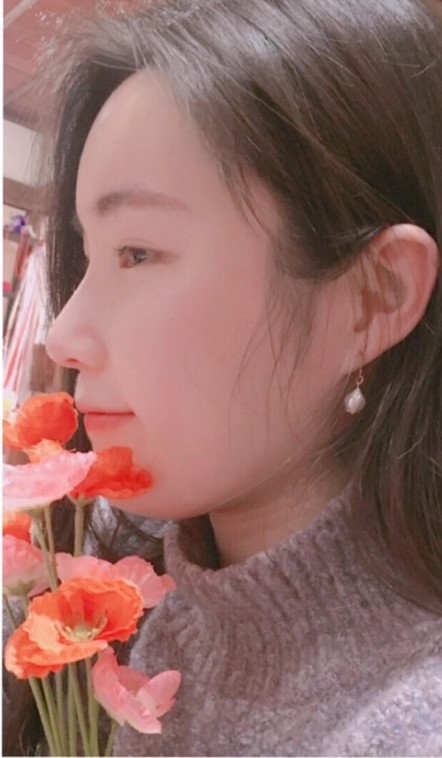 揺れるピアスです。若さが引き立ちます。