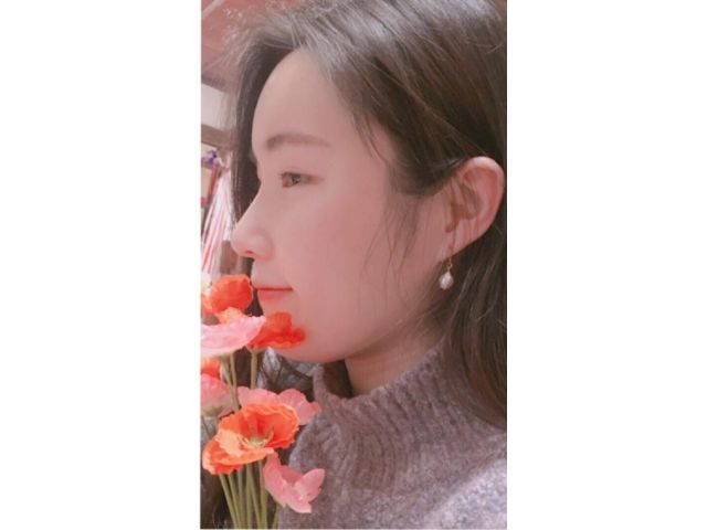 揺れるピアスです。若さが引き立ちます。