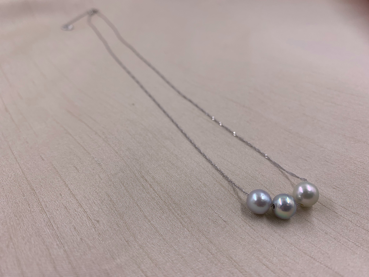 薄いブルーの真珠もあります。お問い合わせくださいませ。