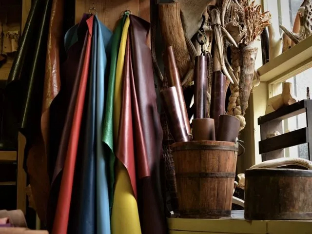 店内には様々な革素材と道具を揃えています。