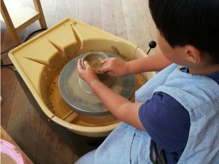 小さなお子さんでも講師がサポートします。女性講師です。