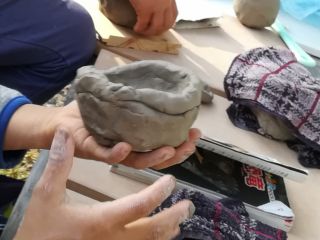 てびねりならではの仕上がりが楽しいね。自分で作った器でご飯を食べてみよう!