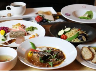 ジビエ、自家菜園野菜、地域の名産品など「に萌す。」の定番コースをご案内。