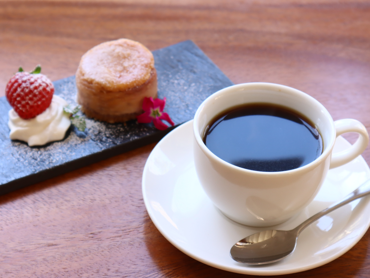 H̃JtF͐Ώē🹂钼Oɔ҂Ă܂B