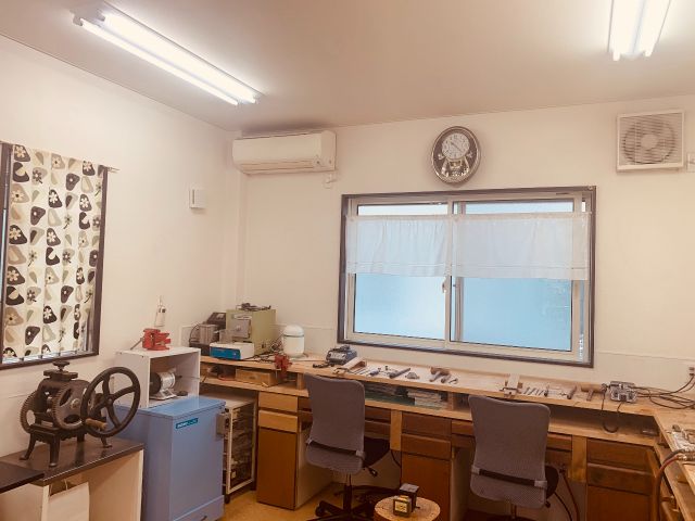 体験の作業場です。窓2か所、換気扇1つあり、換気も十分行っております。