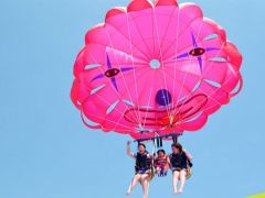 親子一緒にパラセーリングが楽しめちゃいます♪