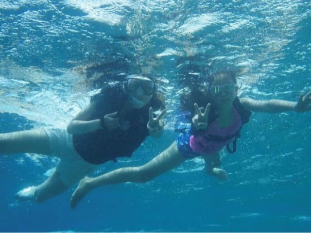 元気なお魚を観ながらお子様と連れでも一緒に楽しめるシュノーケリング・ 天然水族館です。