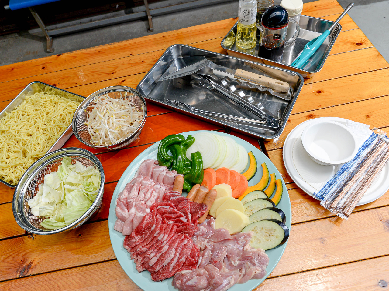 写真は4人前です。食器類なども付き、準備も特に必要なくあとは焼くだけ。片付けも必要ありません。