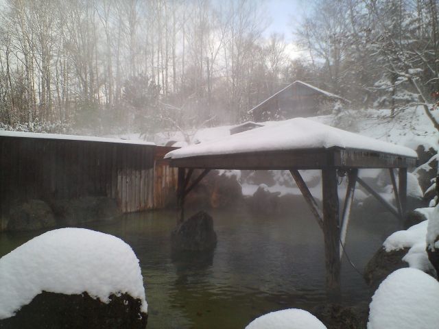 真っ白な銀世界に包まれる冬の露天風呂♪「100%天然温泉」をご堪能あれ!